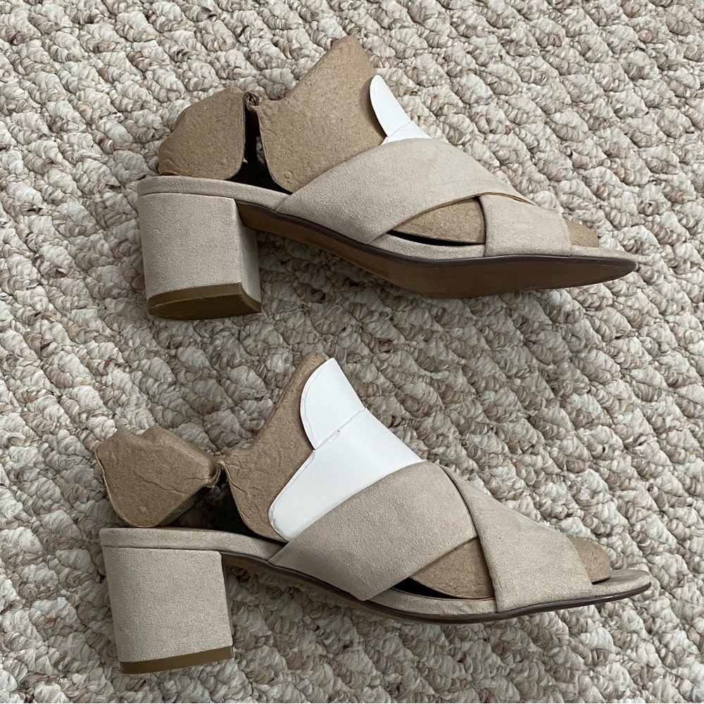 BANANA REPUBLIC LOW HEEL - SIZE 8 - Picture 4 of 8